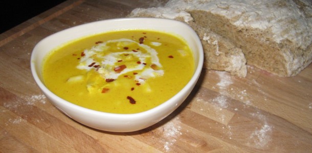 cremet karrysuppe med blomkålsris