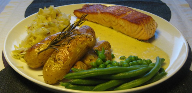 Laksesteak med citronsovs og stegt spidskål