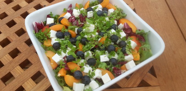 abrikossalat med blåbær og feta copy